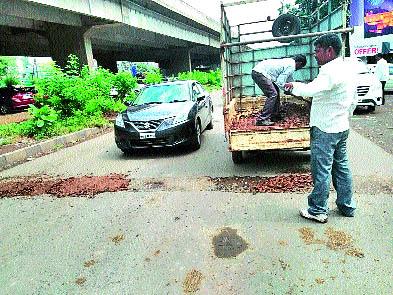 Stone pots instead of daira to pave the pits | खड्डे बुजविण्यासाठी डांबराऐवजी दगडगोटे Stone pots instead of daira to pave the pits | खड्डे बुजविण्यासाठी डांबराऐवजी दगडगोटे