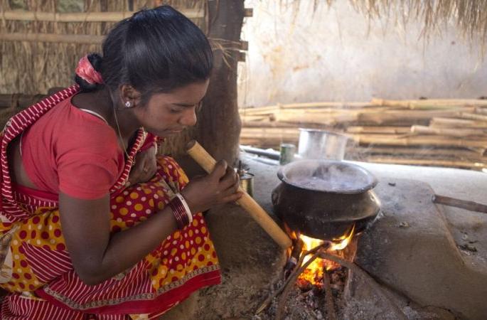 Cylinder inflation; The cooking of the poor is on the stove again | सिलिंडर भाववाढ; गरिबांचा स्वयंपाक पुन्हा चुलीवर Cylinder inflation; The cooking of the poor is on the stove again | सिलिंडर भाववाढ; गरिबांचा स्वयंपाक पुन्हा चुलीवर