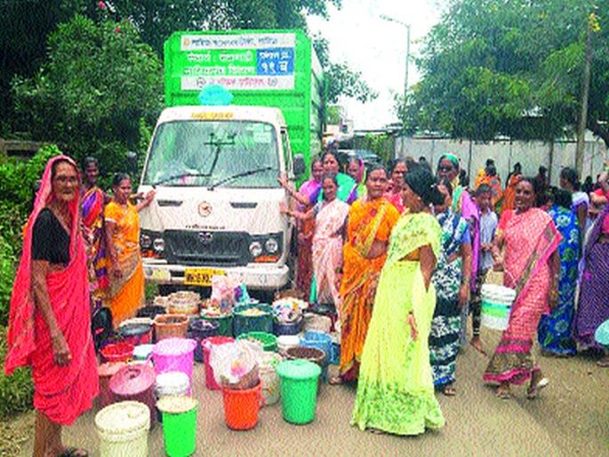 Angry women stopped by | संतप्त महिलांनी अडविली घंटागाडी Angry women stopped by | संतप्त महिलांनी अडविली घंटागाडी
