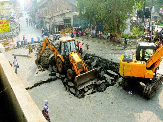 Again due to smart road | स्मार्ट रोडमुळे पुन्हा कोंडी Again due to smart road | स्मार्ट रोडमुळे पुन्हा कोंडी