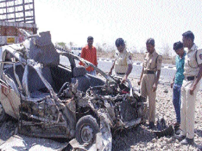 Truck-car strikes; Four and a bone dead | ट्रक-कारची धडक; चार वºहाडी ठार Truck-car strikes; Four and a bone dead | ट्रक-कारची धडक; चार वºहाडी ठार