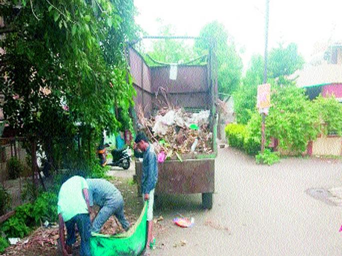 The corporator warned the road pauses | नगरसेवकाने इशारा देताच रस्ते चकाचक The corporator warned the road pauses | नगरसेवकाने इशारा देताच रस्ते चकाचक