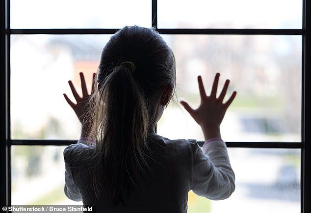 The principal molested the minor girl; Arrapee arrested | प्राचार्याने केला अल्पवयीन मुलीचा विनयभंग; आराेपी अटकेत The principal molested the minor girl; Arrapee arrested | प्राचार्याने केला अल्पवयीन मुलीचा विनयभंग; आराेपी अटकेत