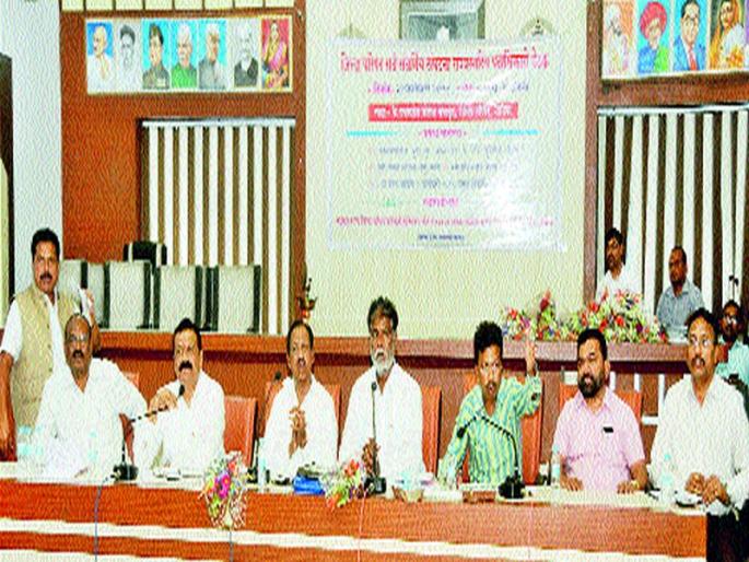 Zilla Parishad workers protest in the sanctuary | जिल्हा परिषद कर्मचारी आंदोलनाच्या पवित्र्यात Zilla Parishad workers protest in the sanctuary | जिल्हा परिषद कर्मचारी आंदोलनाच्या पवित्र्यात