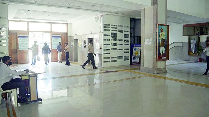 Corona 'Super Spreaders' at Nagpur Municipal Corporation Headquarters | नागपूर मनपा मुख्यालयातच कोरोना ‘सुपर स्प्रेडर्स’