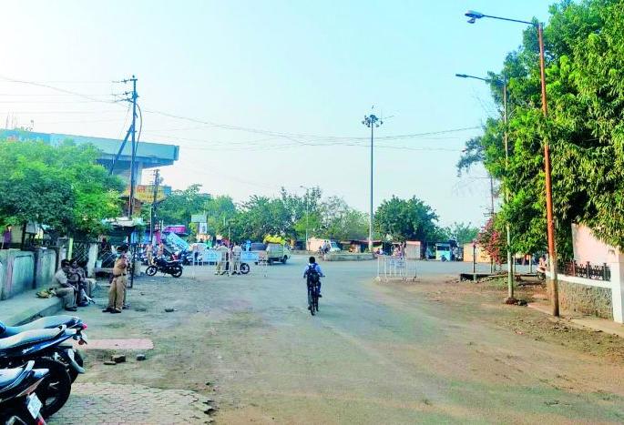 His Excellency's visit; The administration has dusted off the encroachment | महामहिमांचा दौरा; प्रशासनाने अतिक्रमण हटावची केली धूळफेक His Excellency's visit; The administration has dusted off the encroachment | महामहिमांचा दौरा; प्रशासनाने अतिक्रमण हटावची केली धूळफेक