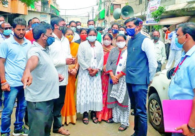 Conduct a house-to-house cleaning campaign to prevent dengue | डेंग्यू आजार रोखण्यासाठी घरोघरी स्वच्छता मोहीम राबवा Conduct a house-to-house cleaning campaign to prevent dengue | डेंग्यू आजार रोखण्यासाठी घरोघरी स्वच्छता मोहीम राबवा