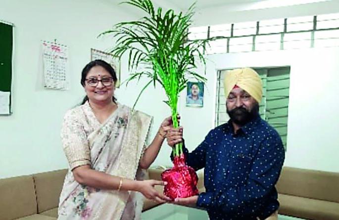 So far the tree man has visited about 2500 trees | वृक्षमानवाने संबंधितांना आतापर्यंत भेट दिले तब्बल २५०० वृक्ष So far the tree man has visited about 2500 trees | वृक्षमानवाने संबंधितांना आतापर्यंत भेट दिले तब्बल २५०० वृक्ष