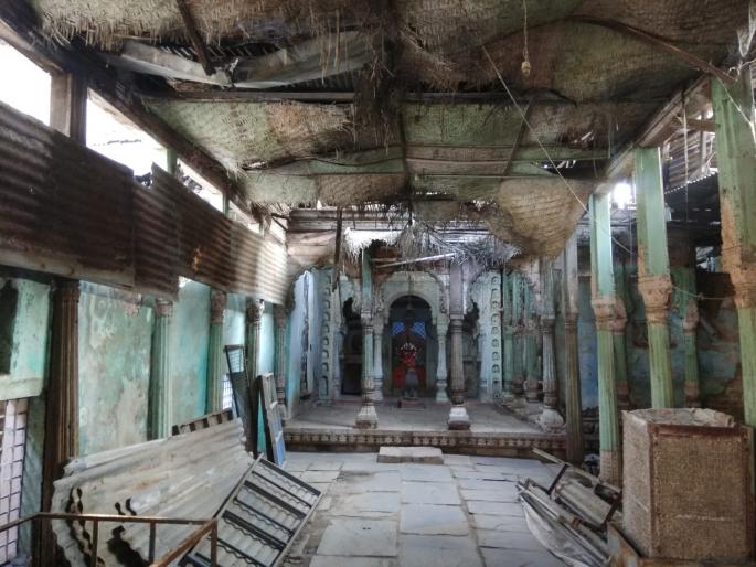 World Heritage Week: The wooden artifacts of the hundreds of years old temple in the palace is falling | जागतिक वारसा सप्ताह : महालातील शेकडो वर्षे जुन्या मंदिराचा लाकडी डोलारा ढासळतोय World Heritage Week: The wooden artifacts of the hundreds of years old temple in the palace is falling | जागतिक वारसा सप्ताह : महालातील शेकडो वर्षे जुन्या मंदिराचा लाकडी डोलारा ढासळतोय