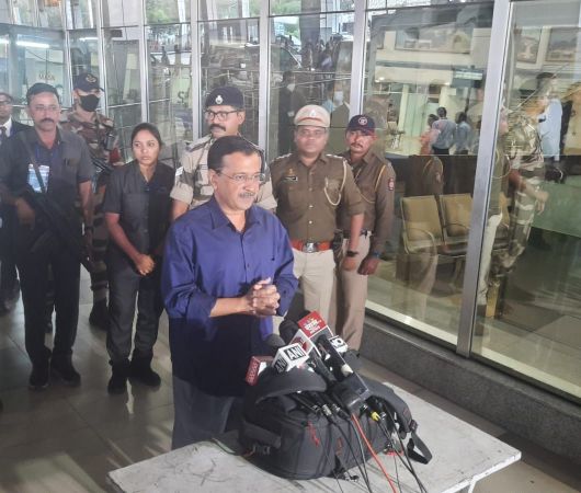 Kejriwal in Nagpur for Vipassana; Meditation will be done at Mahurzari Center till January 1 | केजरीवाल विपश्यनेसाठी नागपुरात; १ जानेवारीपर्यंत माहुरझरी केंद्रात करणार ध्यान Kejriwal in Nagpur for Vipassana; Meditation will be done at Mahurzari Center till January 1 | केजरीवाल विपश्यनेसाठी नागपुरात; १ जानेवारीपर्यंत माहुरझरी केंद्रात करणार ध्यान