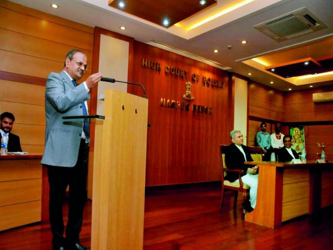 Lawyers should be honest; take Dev's Call to Lawyers | वकिलांनी प्रामाणिक राहावे ; न्या. देव यांचे वकिलांना आवाहन Lawyers should be honest; take Dev's Call to Lawyers | वकिलांनी प्रामाणिक राहावे ; न्या. देव यांचे वकिलांना आवाहन