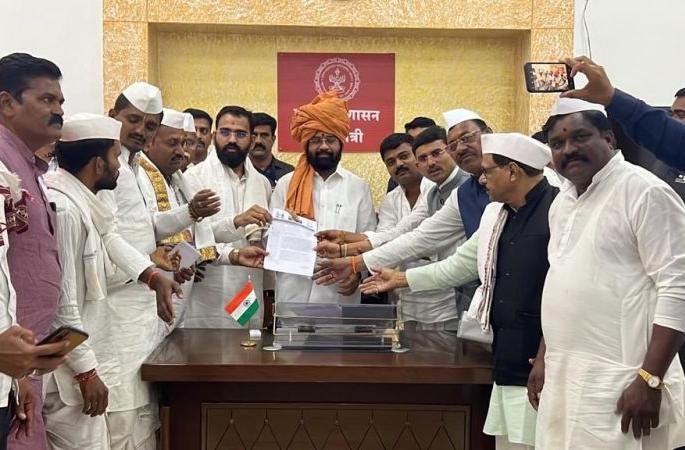 File cases against the Andhare who make statements against the saints; Warkari's demand to the Chief Minister | संतांच्या विरोधात वक्तव्य करणाऱ्या अंधारेंविरोधात गुन्हे दाखल करा; वारकऱ्यांची मुख्यमंत्र्यांकडे मागणी File cases against the Andhare who make statements against the saints; Warkari's demand to the Chief Minister | संतांच्या विरोधात वक्तव्य करणाऱ्या अंधारेंविरोधात गुन्हे दाखल करा; वारकऱ्यांची मुख्यमंत्र्यांकडे मागणी