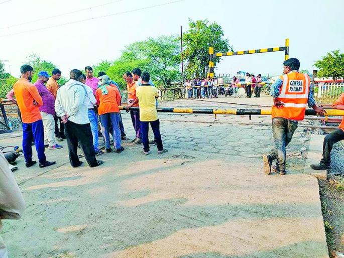 The tanker hit the crack; Railway up line disrupted | टँकर धडकला फाटकावर; रेल्वेची अप लाईन विस्कळीत The tanker hit the crack; Railway up line disrupted | टँकर धडकला फाटकावर; रेल्वेची अप लाईन विस्कळीत