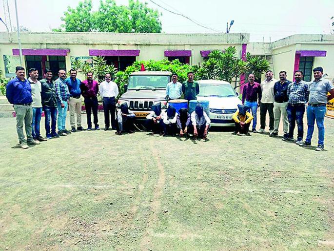 Knife-busting gang busted | चाकूच्या धाकावर लुटमार करणाऱ्या टोळीचा पर्दाफाश Knife-busting gang busted | चाकूच्या धाकावर लुटमार करणाऱ्या टोळीचा पर्दाफाश