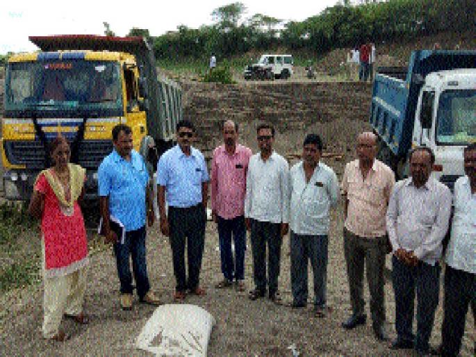 Revenue action on Gevrai, Cube 4 Sand Tipper | गेवराई, घनसावंगीत १२ वाळू टिप्परवर महसूलची कारवाई Revenue action on Gevrai, Cube 4 Sand Tipper | गेवराई, घनसावंगीत १२ वाळू टिप्परवर महसूलची कारवाई
