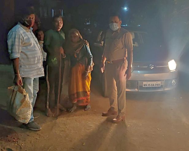 Hit of lockdown; The 80-year-old grandmother traveled 30 km on foot | लॉकडाऊनचा फटका; ८० वर्षीय आजीने केला ३० किमीचा प्रवास पायी
