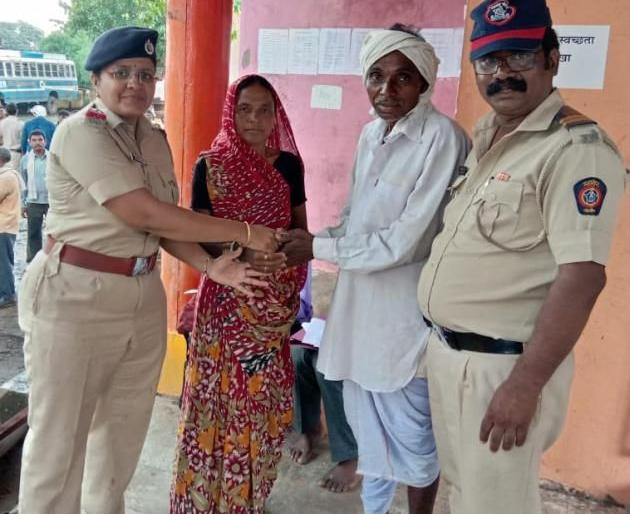 60 year old grandfather married to 55 year old woman | जिंकलंत आजोबा; मुलांनी घराबाहेर काढलेल्या ५५ वर्षीय विधवेशी बांधली लगीनगाठ!