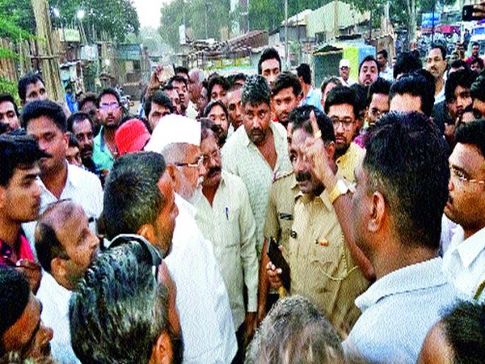 Stop the way women's light is on the way | शेतमजूर महिलांचा प्रकाशा मार्गावर रास्ता रोको Stop the way women's light is on the way | शेतमजूर महिलांचा प्रकाशा मार्गावर रास्ता रोको