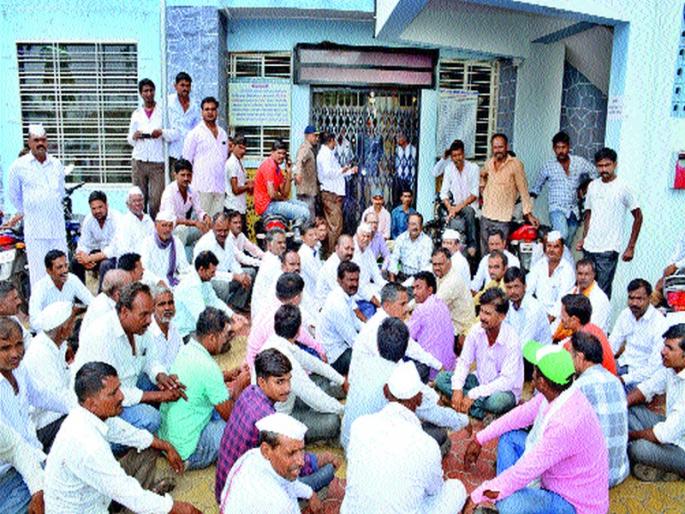  Farmers have failed to pay for onion payment | कांदा पेमेंटसाठी शेतकऱ्यांनी अधिकाऱ्यांना कोंडले