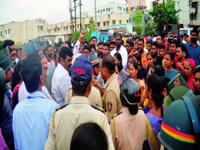 Tensions outside the East counting center | पूर्वच्या मतमोजणी केंद्राबाहेर तणाव  Tensions outside the East counting center | पूर्वच्या मतमोजणी केंद्राबाहेर तणाव