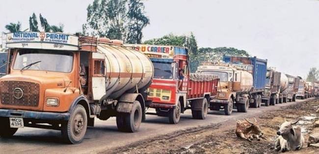Diesel theft threatens to kill the truck owner | ट्रकचालकास मारण्याची धमकी देत डिझेलची चोरी Diesel theft threatens to kill the truck owner | ट्रकचालकास मारण्याची धमकी देत डिझेलची चोरी