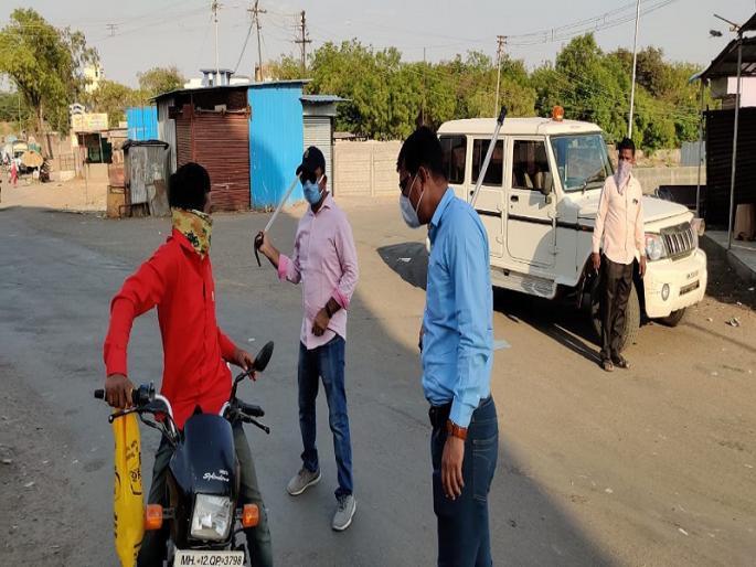 Don't want any friends to come .. Tehsildar's saddle sticks in the back ...!; Tahsildar in Shrigondi, the police aggressive | नको मित्रा येऊ रस्यावर.. तहसीलदारांची काठी बसेल पाठीत...!; श्रीगोंद्यातील तहसीलदार , पोलीस आक्रमक Don't want any friends to come .. Tehsildar's saddle sticks in the back ...!; Tahsildar in Shrigondi, the police aggressive | नको मित्रा येऊ रस्यावर.. तहसीलदारांची काठी बसेल पाठीत...!; श्रीगोंद्यातील तहसीलदार , पोलीस आक्रमक