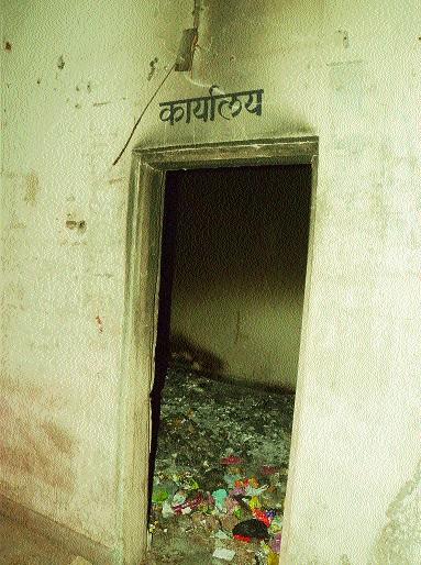 Garbage burnt to the hostels of Aurangabad | औरंगाबादच्या वसतिगृहातही जाळला कचरा Garbage burnt to the hostels of Aurangabad | औरंगाबादच्या वसतिगृहातही जाळला कचरा