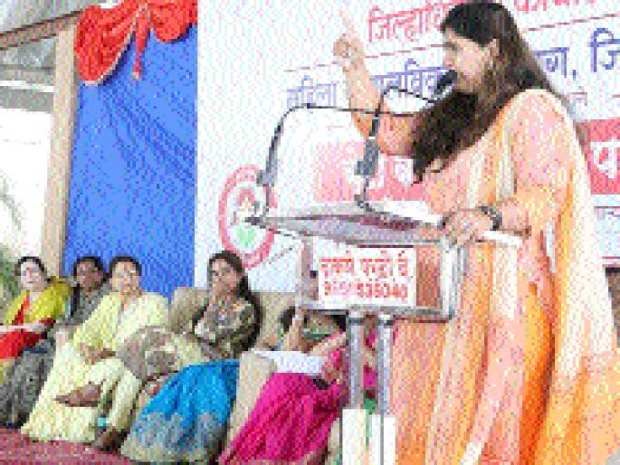 Emphasis on women empowerment after nutrition, education - Pankaja Munde | पोषण, शिक्षणानंतर आता महिला सबलीकरणांवर देणार भर - पंकजा मुंडे