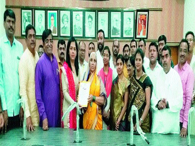 Certificate given to uncontested citizen | बिनविरोध नागरे यांना प्रमाणपत्र प्रदान