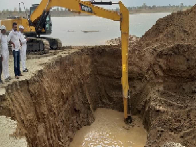 Water supply in the dam | धरणातील चरच ठरतेय पाण्याचा आधार