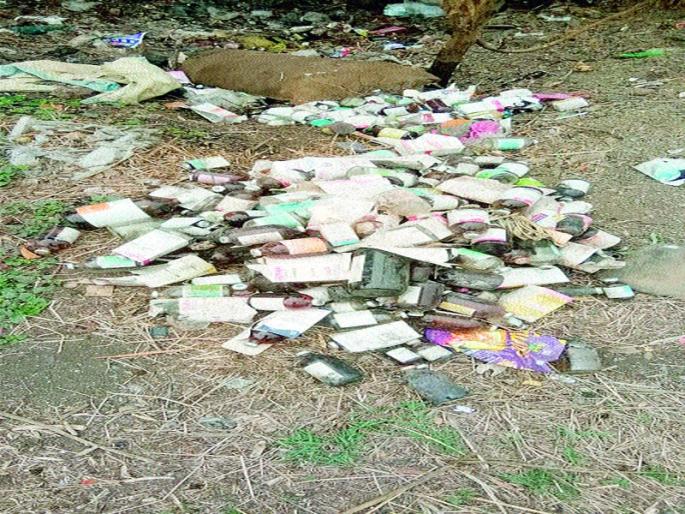 Dry care of medicines under Darna river bridge | दारणा नदीच्या पुलाखाली औषधांचा बेवारस साठा Dry care of medicines under Darna river bridge | दारणा नदीच्या पुलाखाली औषधांचा बेवारस साठा