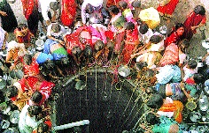 Water shortage to 265 villages in Aurangabad district | औरंगाबाद जिल्ह्यातील २६५ गावांना पाणीटंचाईची झळ Water shortage to 265 villages in Aurangabad district | औरंगाबाद जिल्ह्यातील २६५ गावांना पाणीटंचाईची झळ