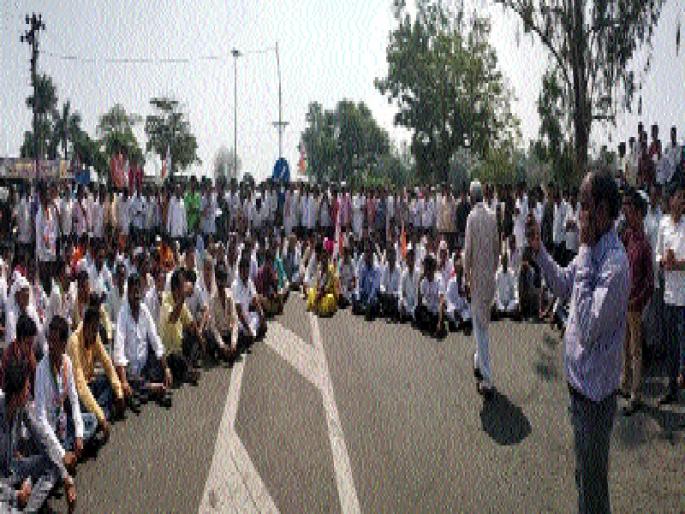 Stop the way to stop the drought | दुष्काळ जाहीर करण्यासाठी राकाँचा रास्ता रोको Stop the way to stop the drought | दुष्काळ जाहीर करण्यासाठी राकाँचा रास्ता रोको