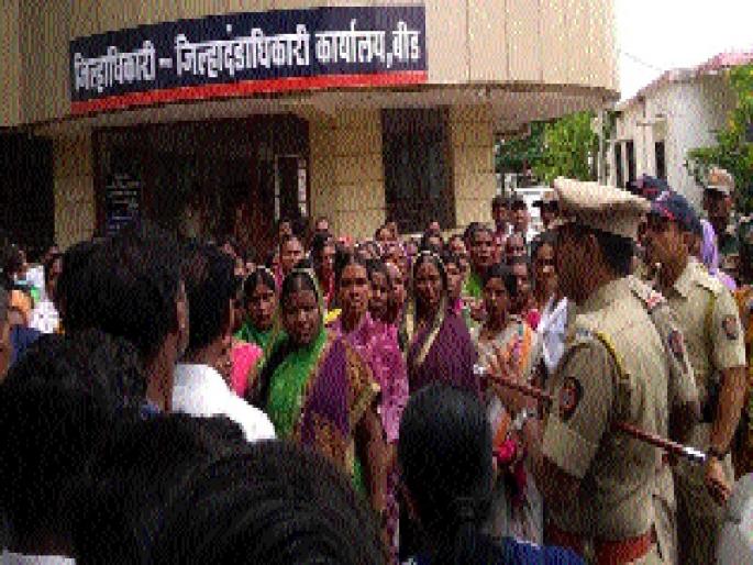 Relatives accused of murder, not suicide of marriage! | विवाहितेची आत्महत्या नव्हे, हत्या असल्याचा नातेवाईकांचा आरोप ! Relatives accused of murder, not suicide of marriage! | विवाहितेची आत्महत्या नव्हे, हत्या असल्याचा नातेवाईकांचा आरोप !