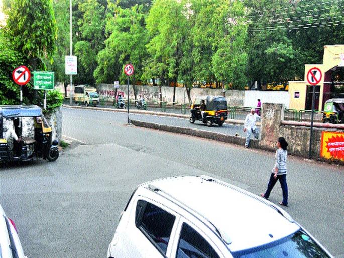  Discipline to drivers ... Transport Police Neighborhood! | वाहनचालकांना शिस्त... वाहतूक पोलीस बेशिस्त !