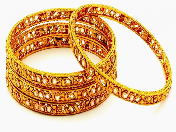 Converting 11 tons of gold from a woman thief garnering at crowded places | गर्दीच्या ठिकाणी दागिने चोरणाºया महिलेकडून ११ तोळे सोने जप्त Converting 11 tons of gold from a woman thief garnering at crowded places | गर्दीच्या ठिकाणी दागिने चोरणाºया महिलेकडून ११ तोळे सोने जप्त