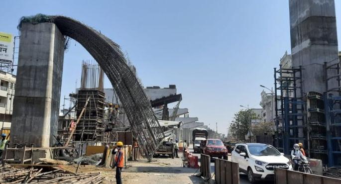 Iron pillar under construction of Nagpur Metro bends; No casualties | नागपुरात मेट्रोचा निर्माणाधीन लोखंडी पिलर झुकला; जिवीतहानी नाही