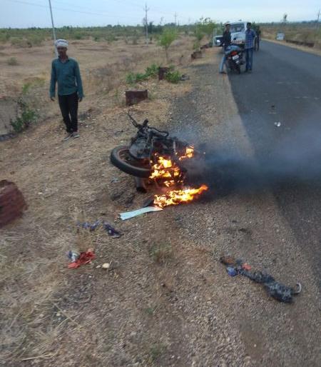 Husband killed, wife serious; accident in Bhandara District | अज्ञात वाहनाच्या धडकेने पती ठार, पत्नी गंभीर; भंडारा जिल्ह्यातील घटना Husband killed, wife serious; accident in Bhandara District | अज्ञात वाहनाच्या धडकेने पती ठार, पत्नी गंभीर; भंडारा जिल्ह्यातील घटना