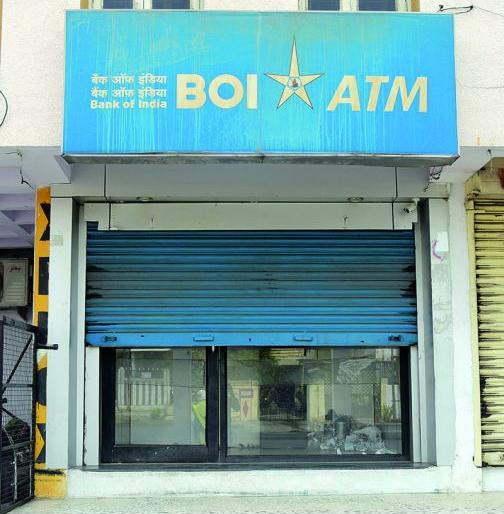 Most of the ATMs in Nagpur are empty; Inconvenience to the citizens | नागपुरातील बहुतांश एटीएममध्ये खडखडाट; नागरिकांची गैरसोय Most of the ATMs in Nagpur are empty; Inconvenience to the citizens | नागपुरातील बहुतांश एटीएममध्ये खडखडाट; नागरिकांची गैरसोय