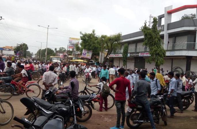 Maharashtra band gets cold response in Vidarbha; The Umarkhed market in Yavatmal district is closed | महाराष्ट्र बंदला विदर्भात थंड प्रतिसाद; यवतमाळ जिल्ह्यातील उमरखेड बाजारपेठ बंद Maharashtra band gets cold response in Vidarbha; The Umarkhed market in Yavatmal district is closed | महाराष्ट्र बंदला विदर्भात थंड प्रतिसाद; यवतमाळ जिल्ह्यातील उमरखेड बाजारपेठ बंद