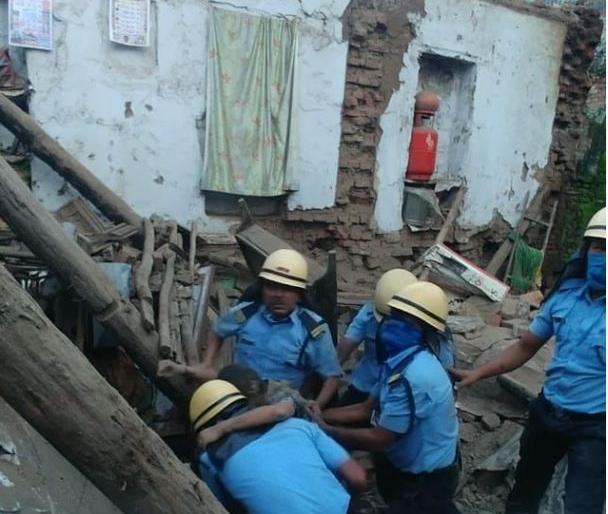 One killed, four injured in house collapse in Nagpur | नागपुरात घर कोसळून एक ठार, चार जखमी One killed, four injured in house collapse in Nagpur | नागपुरात घर कोसळून एक ठार, चार जखमी