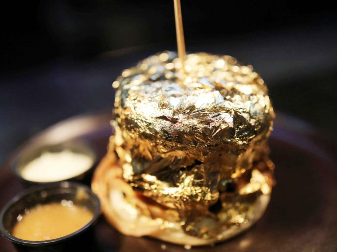 gold plated burger created in colombian restaurant you will be surprised to hear the price | काय सांगता! 'या' देशात मिळतो चक्क सोन्याचा बर्गर; किंमत ऐकून व्हाल थक्क gold plated burger created in colombian restaurant you will be surprised to hear the price | काय सांगता! 'या' देशात मिळतो चक्क सोन्याचा बर्गर; किंमत ऐकून व्हाल थक्क