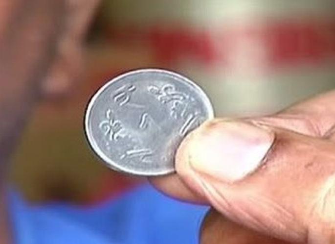 Two-year-old girl's life saved; A rupee seal stuck in the throat was taken out | दोन वर्षाच्या चिमुकलीचा वाचविला जीव; घशात अडकलेले एक रुपयाचे नाणे काढले बाहेर Two-year-old girl's life saved; A rupee seal stuck in the throat was taken out | दोन वर्षाच्या चिमुकलीचा वाचविला जीव; घशात अडकलेले एक रुपयाचे नाणे काढले बाहेर