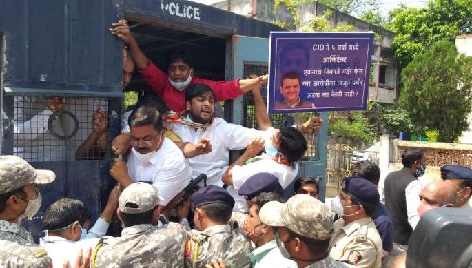 Agitation near Devendra Fadnavis's residence; The statue burned | एकनाथ निमगडे हत्या प्रकरण: राष्ट्रवादीचा गंभीर आरोप; देवेेंद्र फडणवीसांचा अप्रत्यक्ष सहभाग असल्याचा दावा Agitation near Devendra Fadnavis's residence; The statue burned | एकनाथ निमगडे हत्या प्रकरण: राष्ट्रवादीचा गंभीर आरोप; देवेेंद्र फडणवीसांचा अप्रत्यक्ष सहभाग असल्याचा दावा