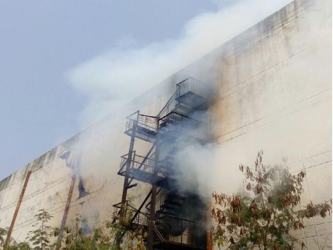 Fire broke out in a warehouse in Kalamna Market in Nagpur | नागपुरातील कळमना मार्केटमधील धान्याच्या गोदामाला लागली भीषण आग Fire broke out in a warehouse in Kalamna Market in Nagpur | नागपुरातील कळमना मार्केटमधील धान्याच्या गोदामाला लागली भीषण आग