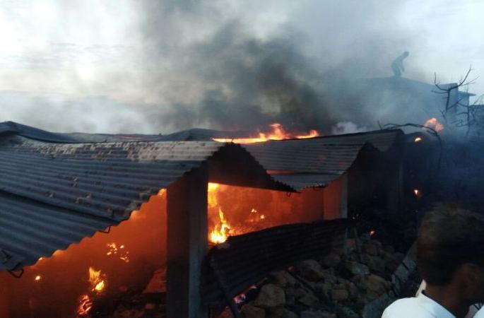 Fire Goddess of Dattashikhar at Mahurgarh; Loss of millions of rupees | माहूरगडावरील दत्तशिखर संस्थानाच्या गोदामास आग; लाखो रुपयांचे नुकसान Fire Goddess of Dattashikhar at Mahurgarh; Loss of millions of rupees | माहूरगडावरील दत्तशिखर संस्थानाच्या गोदामास आग; लाखो रुपयांचे नुकसान