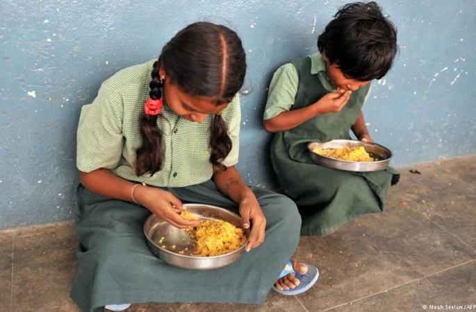 School nutrition is now dependent on cooks | शालेय पोषण आहार आता स्वयंपाक्यांच्या भरवशावर School nutrition is now dependent on cooks | शालेय पोषण आहार आता स्वयंपाक्यांच्या भरवशावर