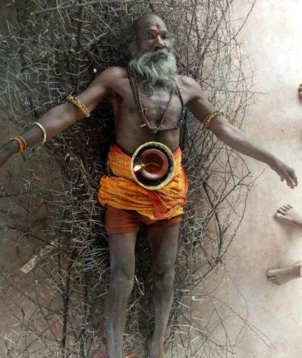 The priest of Melghat slept on the shaky bite, the night | मेळघाटातील पुजाऱ्याचा बाभळीच्या काट्यांवर ९ दिवस झोपण्याचा संकल्प