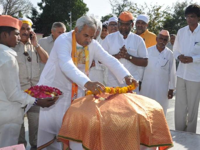 270 Pakistani Hindu bowes in front of Rashtrasant Tukdoji Maharaj's Samadhi | राष्ट्रसंत तुकडोजी महाराजांच्या महासमाधीपुढे २७० पाकिस्तानी हिंदू नतमस्तक 270 Pakistani Hindu bowes in front of Rashtrasant Tukdoji Maharaj's Samadhi | राष्ट्रसंत तुकडोजी महाराजांच्या महासमाधीपुढे २७० पाकिस्तानी हिंदू नतमस्तक
