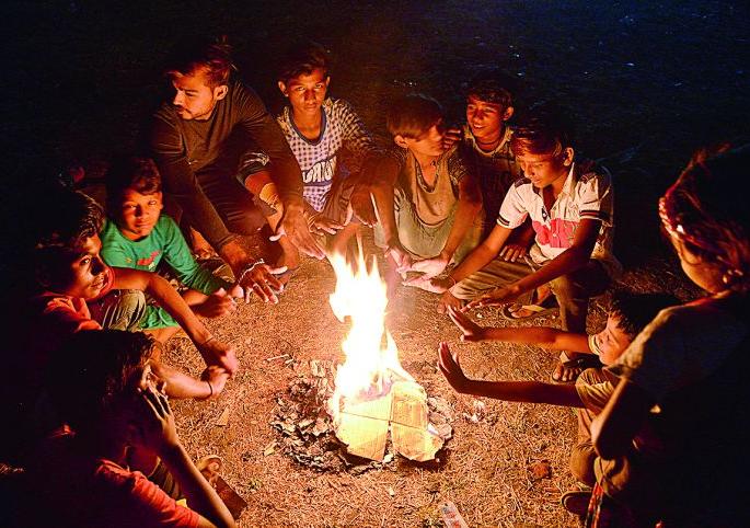 Nagpur is the coldest in Vidarbha; Mercury is 13 degrees | विदर्भात नागपूर सर्वात थंड; पारा १३ अंशावर Nagpur is the coldest in Vidarbha; Mercury is 13 degrees | विदर्भात नागपूर सर्वात थंड; पारा १३ अंशावर